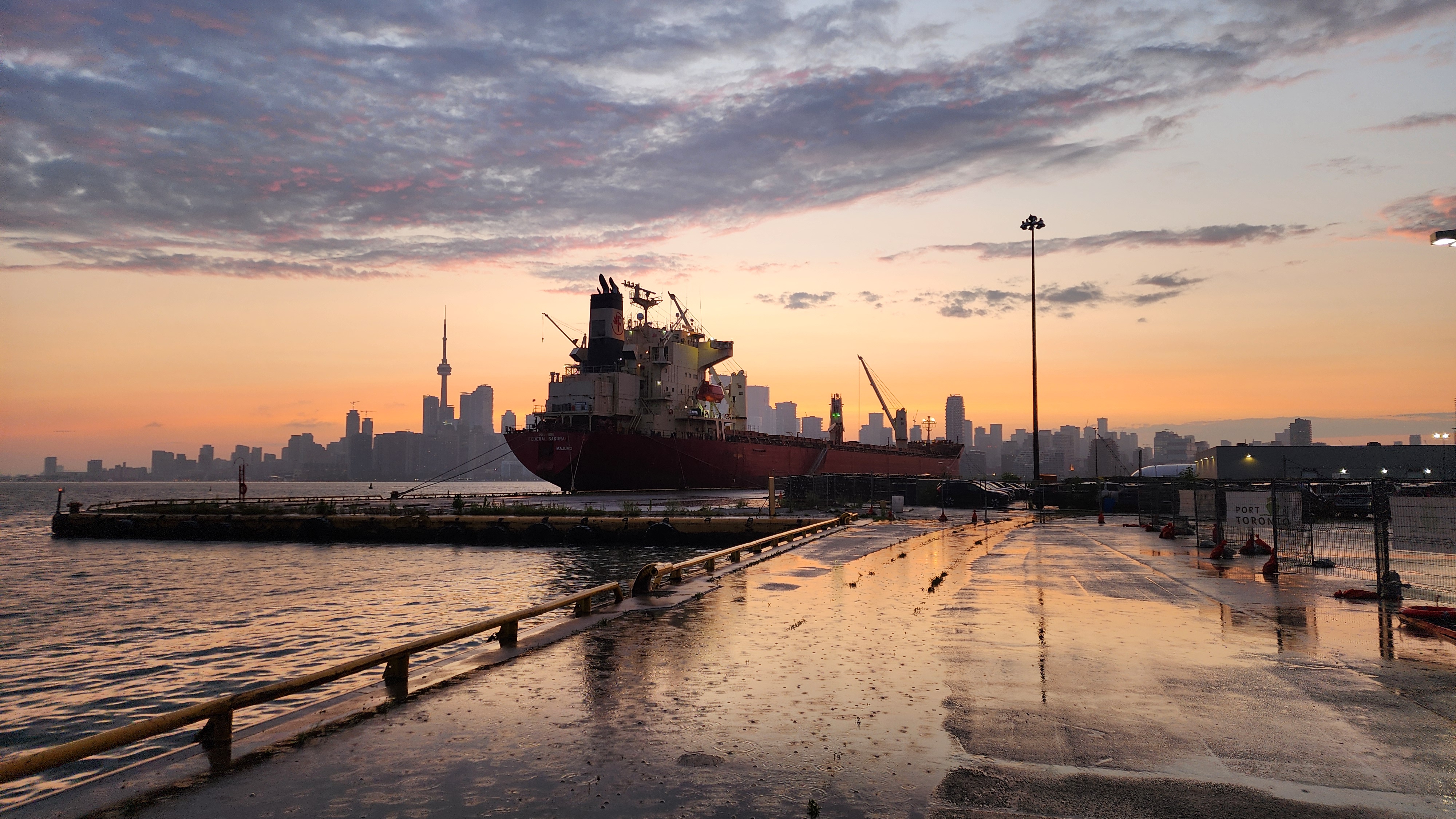 Navire cargo du port de Toronto.